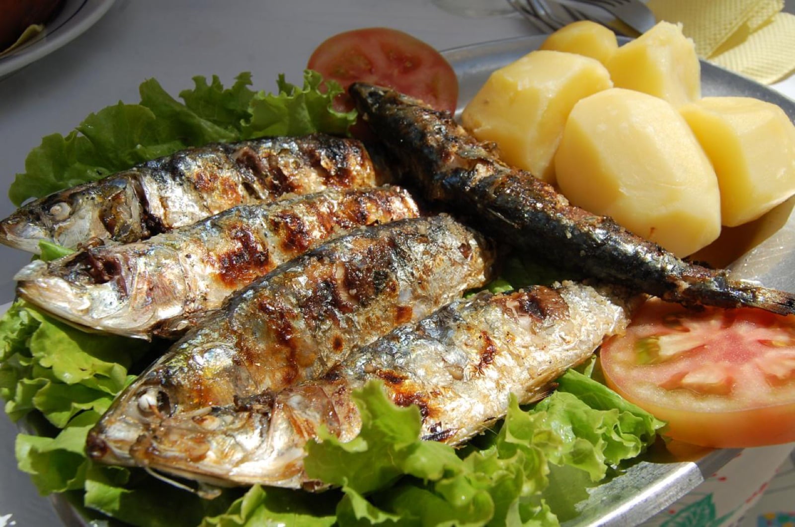 Sardinhas assadas com batata e pimento